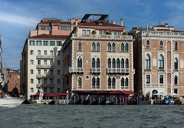 Immerse yourself into the venetian atmosphere with the furniture of the Hotel Bauer Palazzo