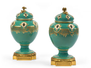 Paire de pots-pourris couvert en porcelaine tendre de sèvres nommés pots-pourris Pompadour du XVIIIe siècle   Datés 1758  Vendu 55 104 € 