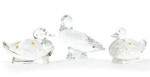 Cristal Saint-Louis & Baccarat  Suite de trois canards  En cristal moulé-pressé  Estimation : 150 - 200 € 