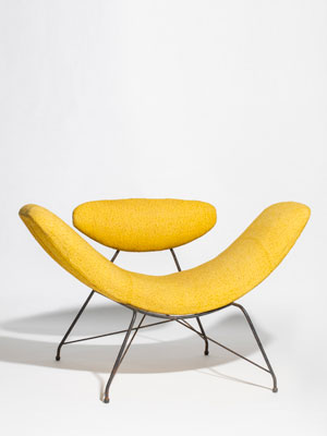 Carlo HAUNER & Martin EISLER (1913-1977 & 1927-1997)  Fauteuil dit « Reversivel » - circa 1950  Piètement et structure en métal laqué noir, assise et dossier recouvert de tissu jaune  Édition Forma Moveis   68 × 108 × 74 cm  Estimation : 6 000 - 8 000 € 