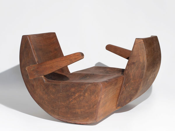 José ZANINE CALDAS (1919-2001)  Fauteuil sculptural dit Namoradeira - circa 1970  Structure en péqui massif sculpté  66 x 98 x 84 cm   Estimation 80 000 - 120 000 € 