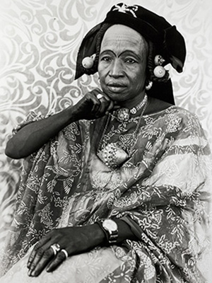 Seydou Keïta   Sans titre (femme khassonké avec sourcils peints) - 1956-1957 (tirage de 1997)   Estimation : 300 000 - 500 000 MAD / 30 000 – 50 000 € 