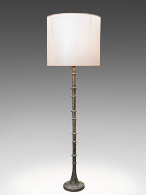 Diego Giacometti (1902–1985)  Lampadaire aux anneaux  Bronze, patiné  H 108 cm (pied)  Estimation : 150 000 – 200 000 CHF