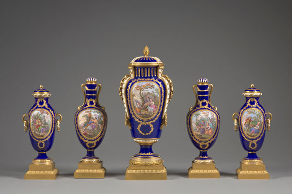 GARNITURE DE CINQ VASES EN PORCELAINE TENDRE DE SÈVRES DU XVIIIe SIÈCLE, 1773