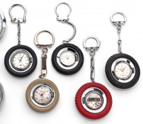 Un lot de 5 montres porte clef pneu :  MONTHAL. Montre porte clef pneu. Cadran argent avec index et chiffres arabes appliques or