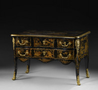 COMMODE D'EPOQUE REGENCE En vernis européen or sur fond noir, ornementation de bronze ciselé et doré, la façade ouvrant par quatre tiro