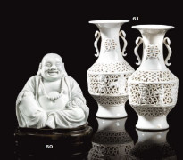 PAIRE DE VASES EN PORCELAINE BLANC DE CHINE, CHINE, DYNASTIE QING, FIN DU XIXEME SIECLE