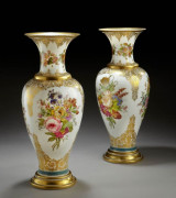 PAIRE DE VASES EN OPALINE BLANCHE "PATE DE RIZ" D'EPOQUE LOUIS-PHILIPPE, VERS 1830-1840