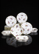 SUITE DE VING-QUATRE ASSIETTES ET QUATRE COMPOTIERS COQUILLE EN PORCELAINE DE PARIS DU XIXEME SIECLE MANUFACTURE DE FEUILLET