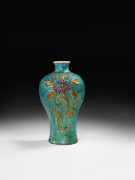 VASE MEIPING EN GRES EMAILLE TURQUOISE, JAUNE ET AUBERGINE, CHINE, DYNASTIE MING, XVIIE SIÈCLE