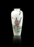 PETIT VASE EN PORCELAINE FAMILLE ROSE, CHINE, RÉPUBLIQUE (1912-1949)