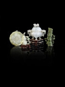 UN PETIT VASE EN JADE VERT, UN GROUPE SCULPTÉ ET UNE COUPELLE EN JADÉITE, UN BRULE-PARFUM EN AGATE, CHINE, DYNASTIE QING, FIN DU XIX...