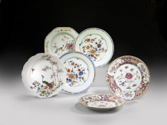 QUATRE ASSIETTES EN PORCELAINE FAMILLE ROSE, ET DEUX ASSIETTES EN PORCELAINE IMARI CHINOIS, CHINE, DYNASTIE QING, XVIIIE SIÈCLE