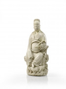 STATUETTE DE SAGE TAOISTE EN PORCELAINE BLANC DE CHINE, CHINE, DYNASTIE QING, ÉPOQUE KANGXI (1662-1722) Représentant le sage Wen Chang