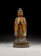 STATUE DE BOUDDHA EN BRONZE LAQUÉ ROUGE ET OR, CHINE, DYNASTIE MING, XVE-XVIE SIÈCLE