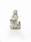 STATUETTE DE GUANYIN EN PORCELAINE BLANC DE CHINE, CHINE, DYNASTIE QING, ÉPOQUE KANGXI (1662-1722)