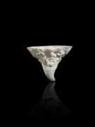 RARE COUPE LIBATOIRE EN PORCELAINE BLANC DE CHINE, CHINE, DYNASTIE QING, ÉPOQUE KANGXI (1662-1722)