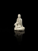 STATUETTE DE GUANYIN EN PORCELAINE BLANC DE CHINE, CHINE, DYNASTIE QING, XVIIE-XVIIIE SIÈCLE