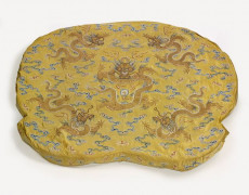 DESSUS DE COUSSIN IMPÉRIAL EN SOIE JAUNE BRODÉE, CHINE, DYNASTIE QING, ÉPOQUE QIANLONG (1736-1795)