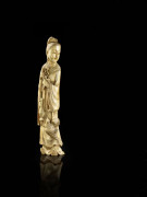 STATUETTE DE FEMME EN IVOIRE, CHINE, DYNASTIE QING, XIXE SIÈCLE