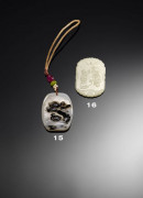 PENDENTIF EN JADE CÉLADON PÂLE, CHINE