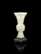 VASE GU EN JADE CÉLADON PÂLE, CHINE, DYNASTIE QING, ÉPOQUE QIANLONG (1736-1795)