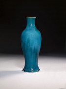 VASE EN PORCELAINE MONOCHROME TURQUOISE, CHINE, DYNASTIE QING, XVIIIE SIÈCLE