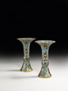 PAIRE DE PETITS VASES GU EN BRONZE DORÉ ET ÉMAUX CLOISONNÉS, CHINE, DYNASTIE QING, XVIIE SIÈCLE