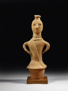 STATUE DE PERSONNAGE EN TERRE CUITE HANIWA, JAPON, PERIODE KOFUN, VIE SIÈCLE