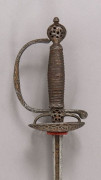 Épée de cour. Fusée entièrement filigranée. Monture en fer ciselé et ajouré. Pommeau sphérique. Garde à une branche et pas d'âne. Co...