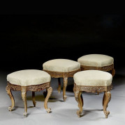 SUITE DE QUATRE TABOURETS DE STYLE BAROQUE