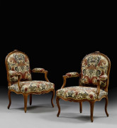 PAIRE DE FAUTEUILS A LA REINE D'EPOQUE LOUIS XV En noyer mouluré et sculpté, le dossier arrondi surmonté de fleurettes, reposant sur de