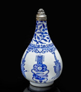 VASE EN PORCELAINE BLEU BLANC ET MONTURE ARGENT, CHINE, DYNASTIE QING, EPOQUE KANGXI (1662-1722)