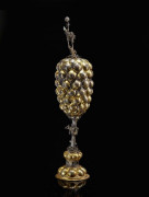 COUPE COUVERTE EN VERMEIL, MOSCOU 1756 ATTRIBUEE A ANDRE KONSTRINKII A décor au repoussé de cupules, posant sur un pied circulaire, le