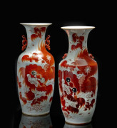 DEUX VASES EN PORCELAINE A DECOR ROUGE DE FER, CHINE, DYNASTIE QING, FIN DU XIXEME SIECLE-DEBUT DU XXEME SIECLE