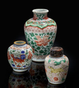 TROIS PETITS VASES EN PORCELAINE WUCAI, CHINE, EPOQUE TRANSITION, XVIIEME SIECLE