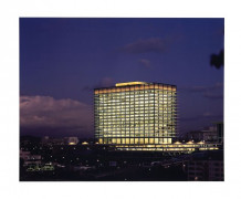 Julius Shulmann (1910-2009) RICHFIELD WILSHIRE BUILDING, LOS ANGELES – 1960 Tirage couleur, 2000