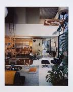 Julius SHULMAN (1910-2009) CHARLES AND RAY EAMES IN THEIR CASE STUDY HOUSE, vers 1970 Tirage couleur, 2000