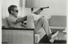 John DOMINIS (1921-2013) STEVE MCQUEEN AIMS A REVOLVER IN HIS LIVING ROOM, 1963 Tirage argentique contrecollé sur aluminium