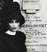 ¤ William KLEIN (Né en 1928) DOROTHY au TOMBEAU DE KEATS, ROME – 1963 (POUR VOGUE) Tirage argentique postérieur