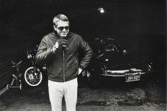 William CLAXTON (1927-2008) STEVE MCQUEEN, GARAGE ON SOUTH DRIVE,1962 Tirage argentique, 2000