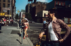 Steve SCHAPIRO (Né en 1934) JODIE CROSSING THE STREET, TAXI DRIVER, NEW YORK CITY, 1975 Tirage pigmentaire