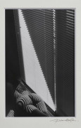 Lucien CLERGUE (Né en 1934) NU AU STORE, MIAMI, 1991 Tirage argentique d’époque réalisé par l’artiste