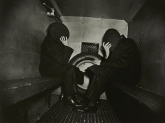 WEEGEE (Né Arthur FELLIG) (1899 – 1968) TWO OFFENDERS IN THE PADDY WAGON, 1942 Tirage argentique, vers 1960