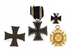 Allemagne Lot de 3 décorations : Croix de fer, IIè classe ; Commémorative, insigne patriotique 1915 (manque l'épingle)