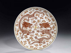 PLAT EN PORCELAINE ROUGE DE FER ET OR, CHINE, DYNASTIE QING, MARQUE ET ÉPOQUE GUANGXU (1875-1908)