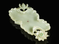 GRANDE COUPE EN JADE CÉLADON INCRUSTÉ DE PIERRES, CHINE, DYNASTIE QING, FIN DU XIXe SIÈCLE