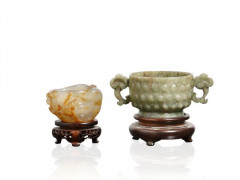 PETITE RINCE PINCEAUX EN AGATE ET COUPE EN JADE VERT, CHINE, DYNASTIE QING, XIXe ET XXe SIÈCLE