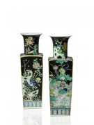 PAIRE DE GRANDS VASES EN PORCELAINE FAMILLE NOIRE, CHINE, XXe SIÈCLE