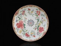 PLAT EN PORCELAINE FAMILLE ROSE, CHINE, DYNASTIE QING, XVIIIe SIÈCLE